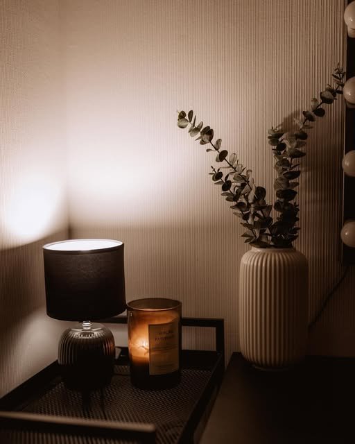 Warmes Licht und ruhige Details im Studio