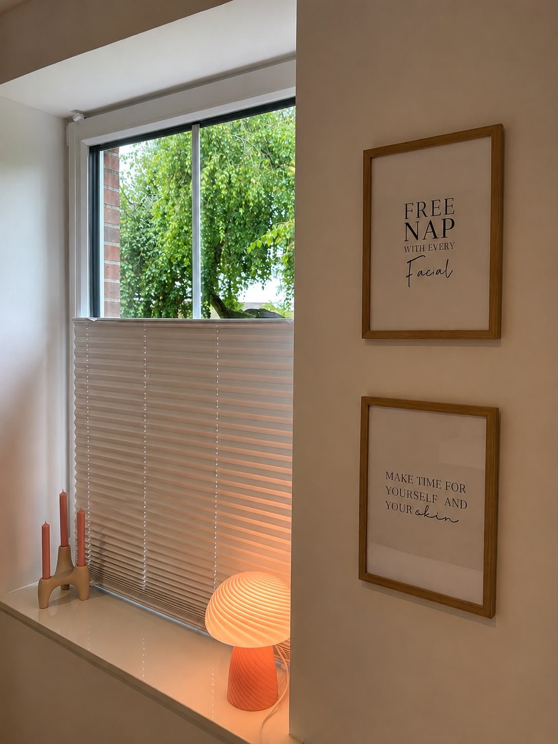 Fensterbereich mit Lampe und Bildern